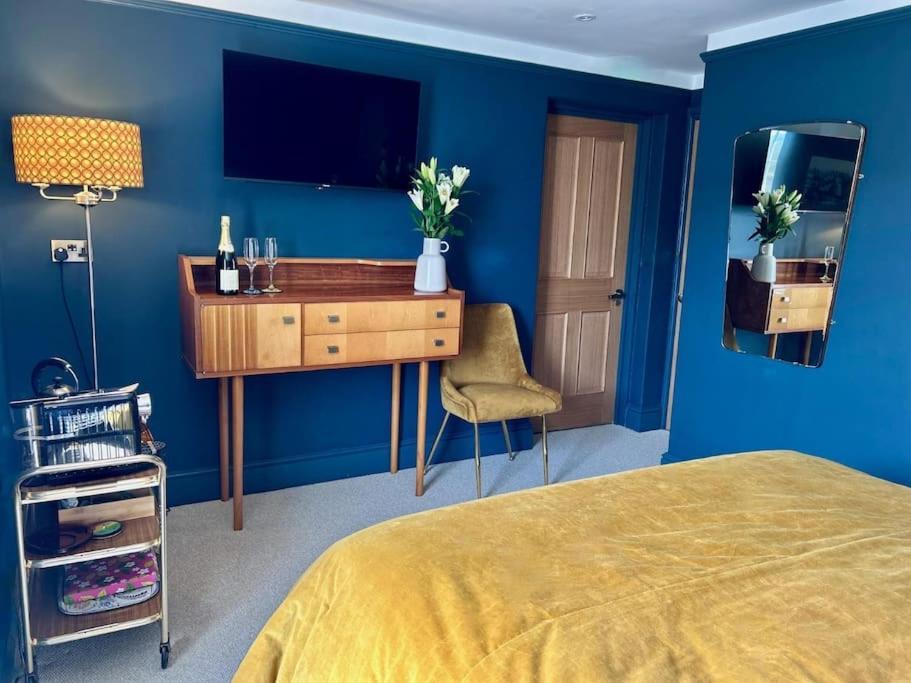 Stylish Retro Hotel Room Above Pub Shepton Mallet Εξωτερικό φωτογραφία