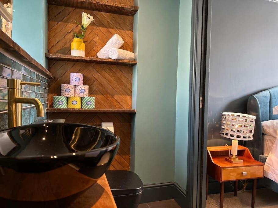 Stylish Retro Hotel Room Above Pub Shepton Mallet Εξωτερικό φωτογραφία